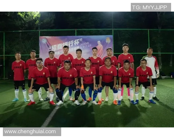 足球明星盛装出席颁奖典礼展现风采与魅力引领时尚潮流